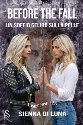 Immagine di due donne con capelli biondi, una in giacca di pelle e l'altra in camicia bianca, che si specchiano