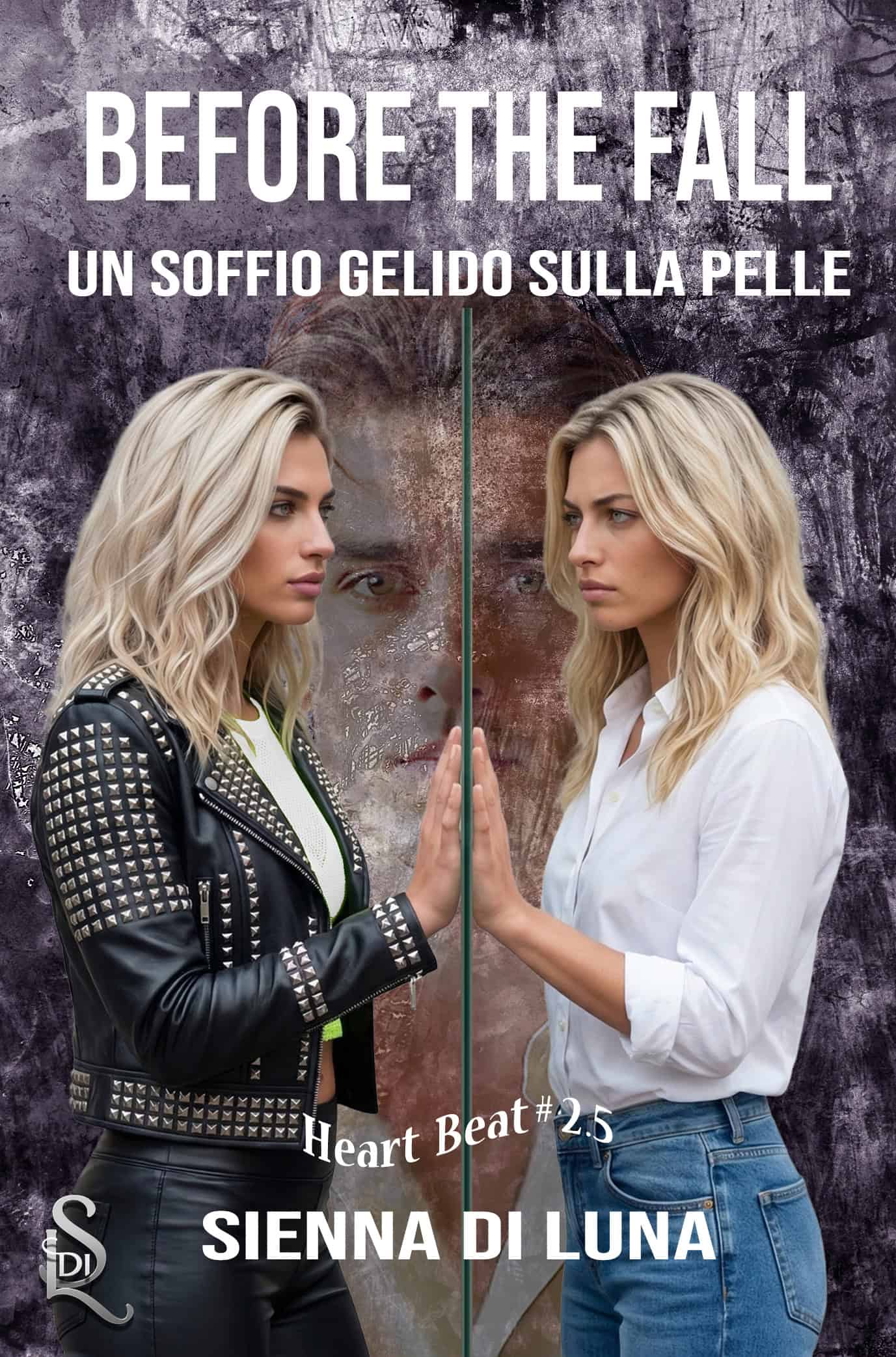 Immagine di due donne con capelli biondi, una in giacca di pelle e l'altra in camicia bianca, che si specchiano
